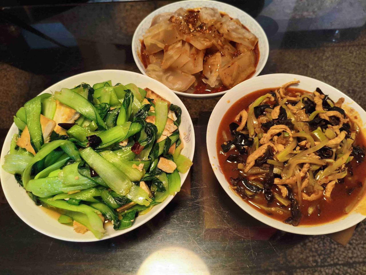 今天下雨。虽然是三八妇女节，还是在家待了一天。

上班时候，三八妇女节放半天假，