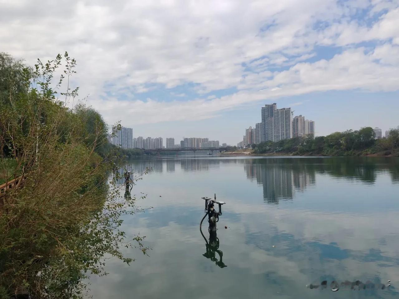 久闻东洲岛，
今上夫子楼；
船山传干古，
湘江向北流。