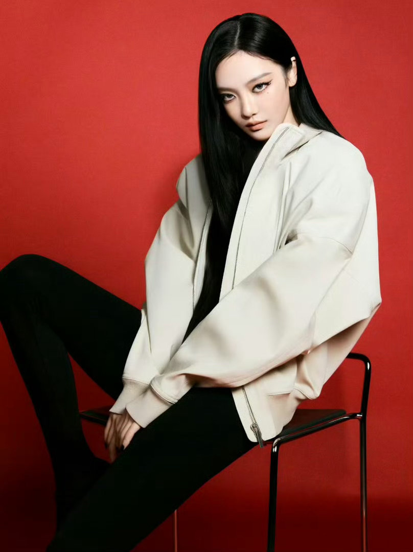 宋雨琦粉丝如何看待宁艺卓拿下蓝血顶奢Gucci最高全球title且宝格丽也正在路