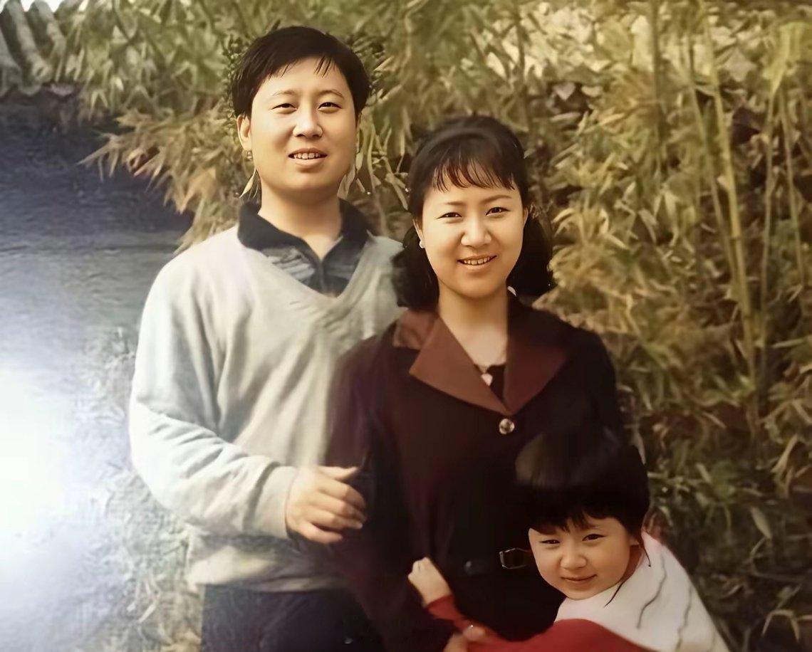 杨紫真是一家人共用一张脸，遗传了爸妈的优良基因。 