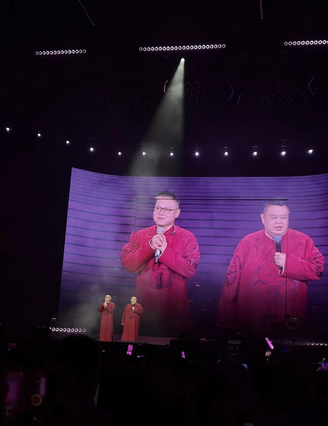 岳云鹏演唱会夯爆了！适合带妈妈去看！
一开始：岳云鹏也开演唱会？他怎么非要唱？