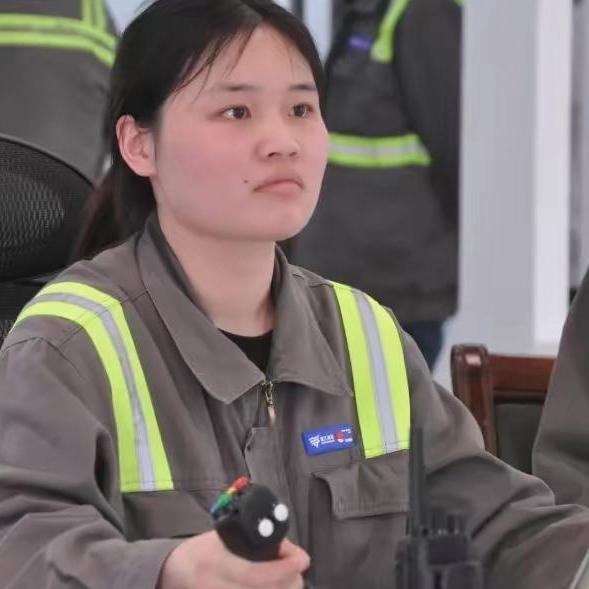 211法学才女李丽，放弃体面工作，跑去码头开吊车，如今拿省级大奖狠狠逆袭
 
谁