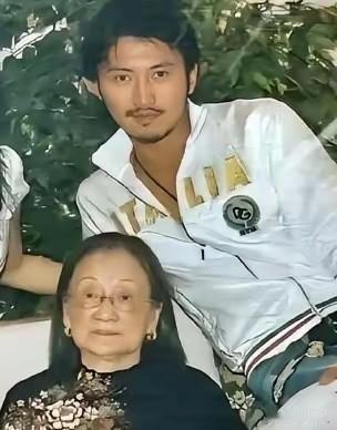 谢贤母亲101岁离世，95岁时还是一头黑发！

照片里谢霆锋站在一位老太太身后，