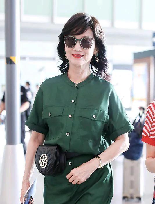 “绿罗衣俏红唇” 赵雅芝举手投足间皆是风韵气质，能像赵雅芝这样，从少女到老婆婆，