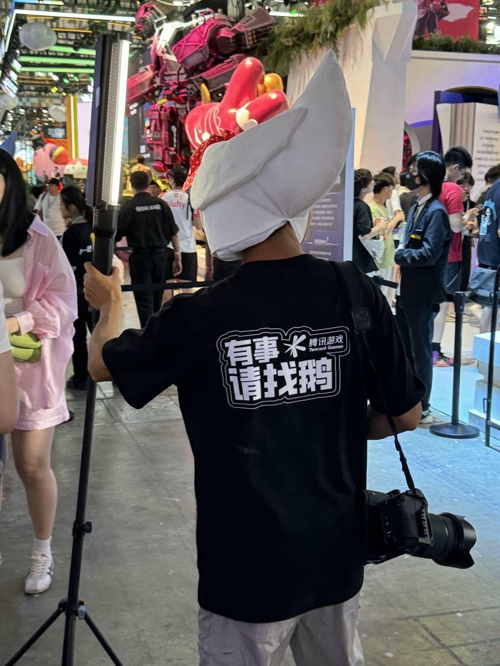 #原来乙里乙气是服务型人格##比俄式服务还硬核的是鹅式服务# 形象都变了，鹅你是