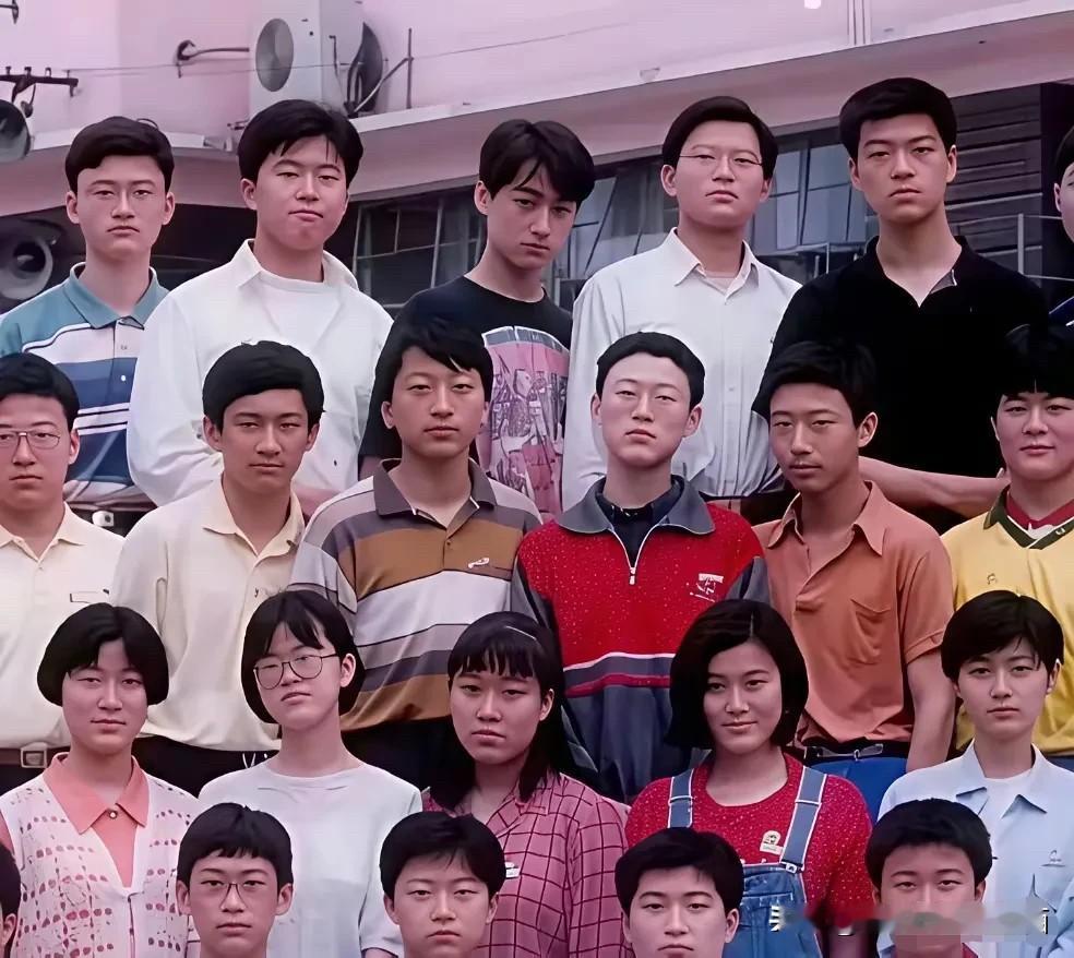 这么多男同学里面，胡歌的颜值确实比较高，嘴唇长得完美，嘴角微微上扬，阳光，帅气，