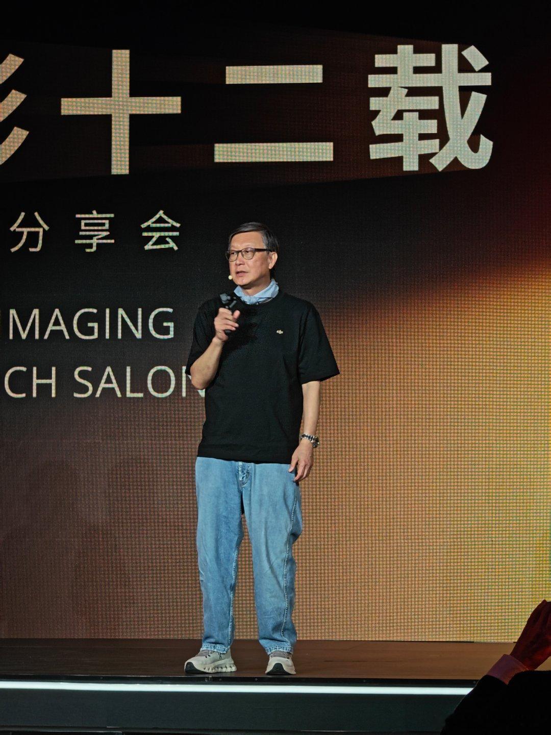 刘伟强现身大疆手持影像技术分享会现场，66岁整体穿搭还是有样，昂跑+格林尼治，裤