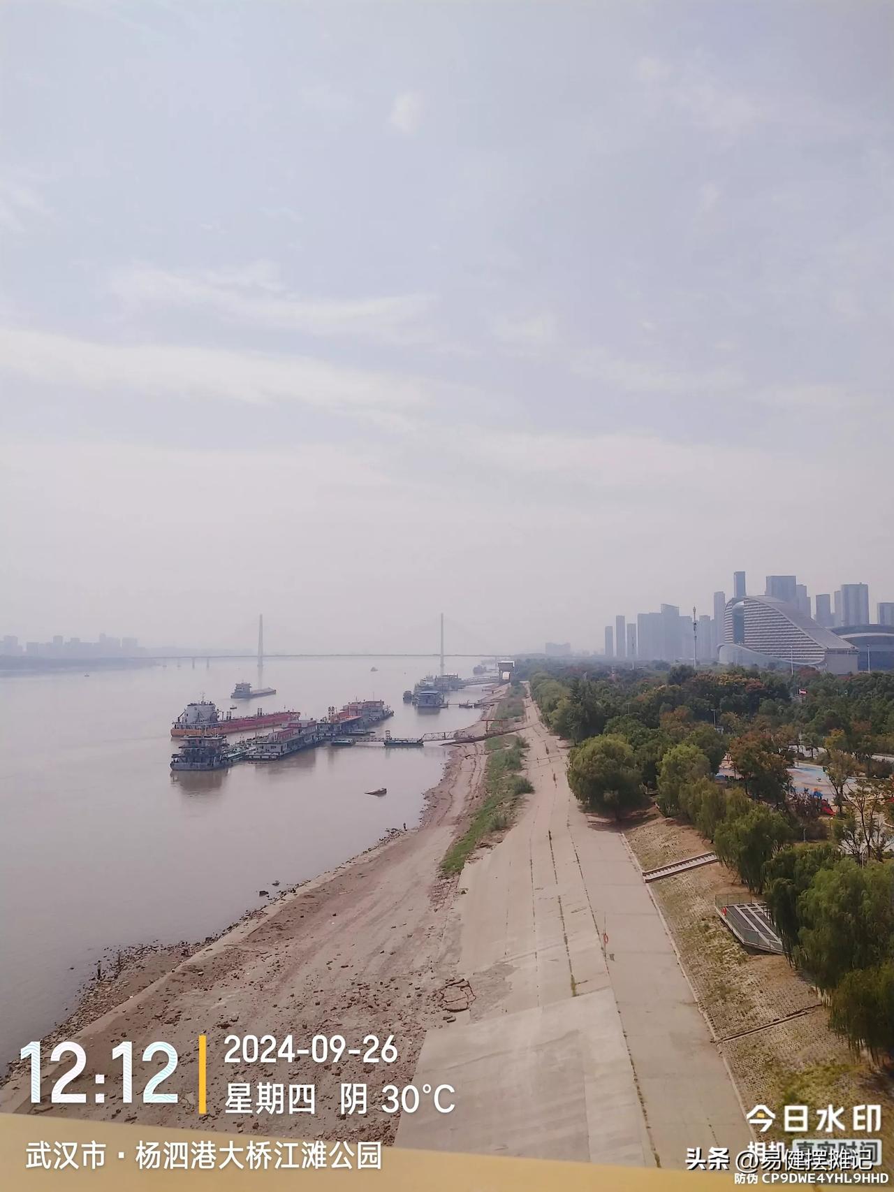 长江水位不到两个月下降接近13米，还没到十月份就提前进入了枯水期，七月份的暴雨下