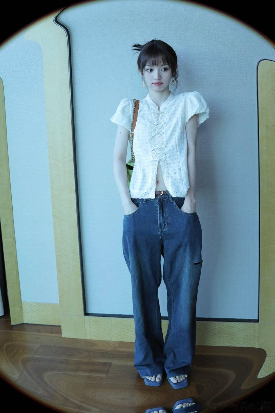 #田曦薇泡泡袖衬衣##田曦薇白衬衣牛仔裤#  清爽夏日 ​​​