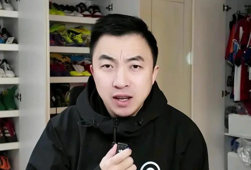 泰山教练组内讧曝光！外教摔水瓶拒交流，惨败后全队不会踢球了

教练席上的争吵声，