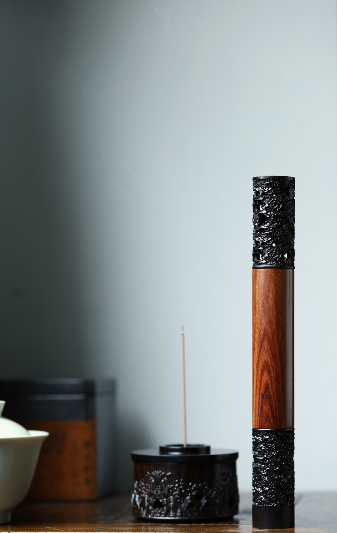 如意金箍棒·香筒油润老料制，紫光檀满工精雕祥云纹，腰身镶嵌非洲酸枝，立形新颖。案