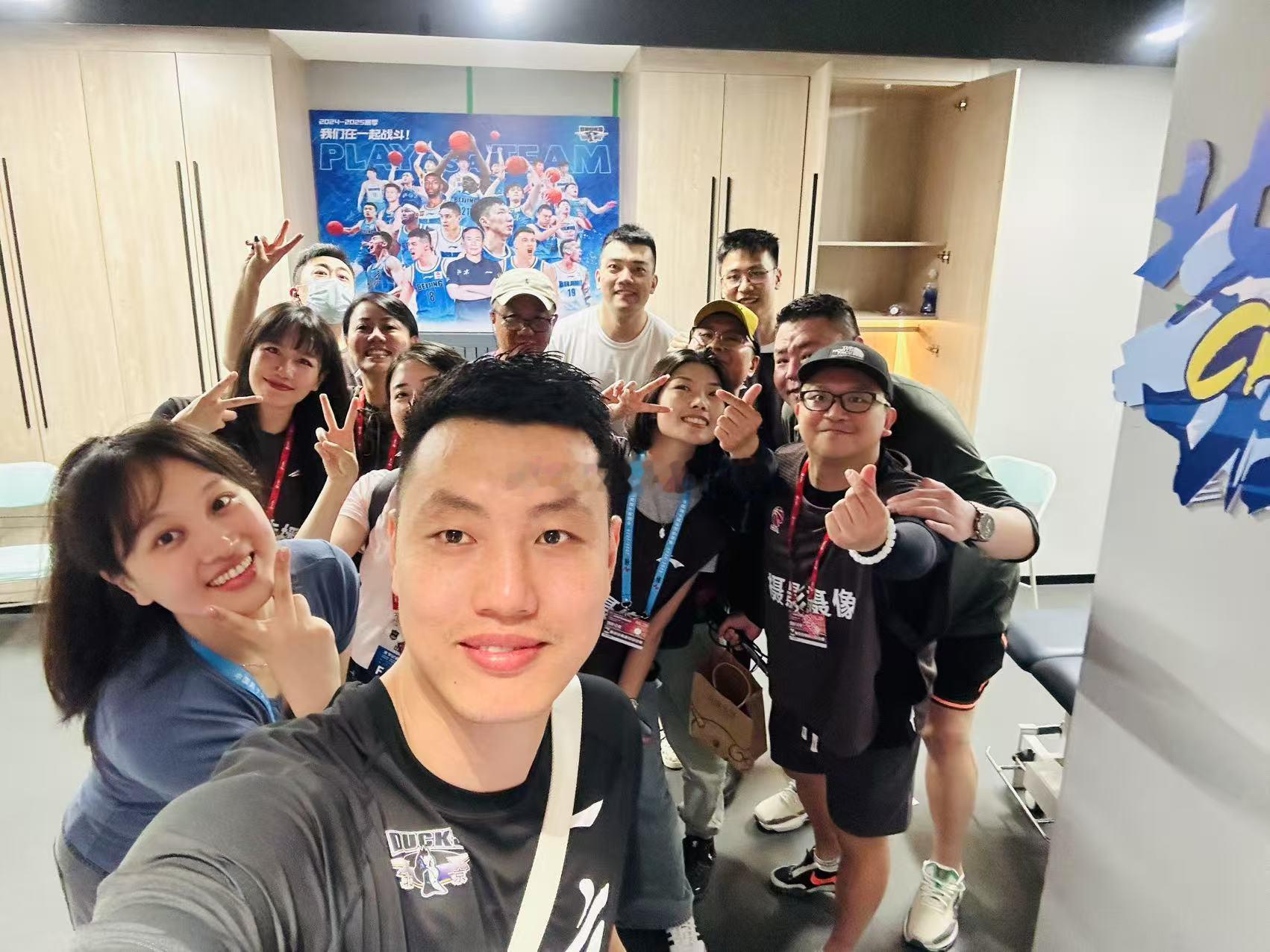 各位同行们记者节快乐！ ​​​