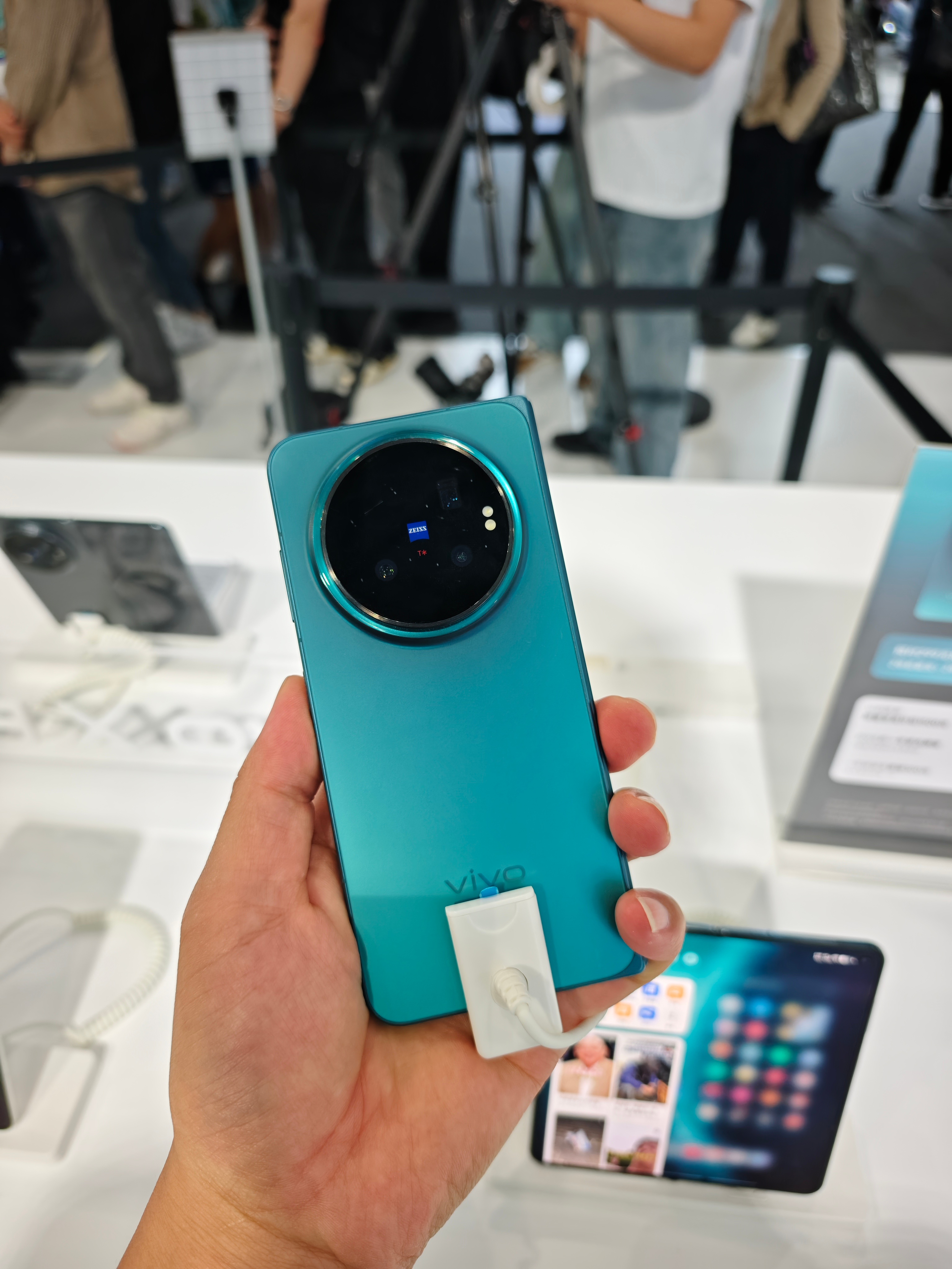终于在MWC摸到了还没发布的vivo X Fold6，手感真好，机身真轻薄，这款