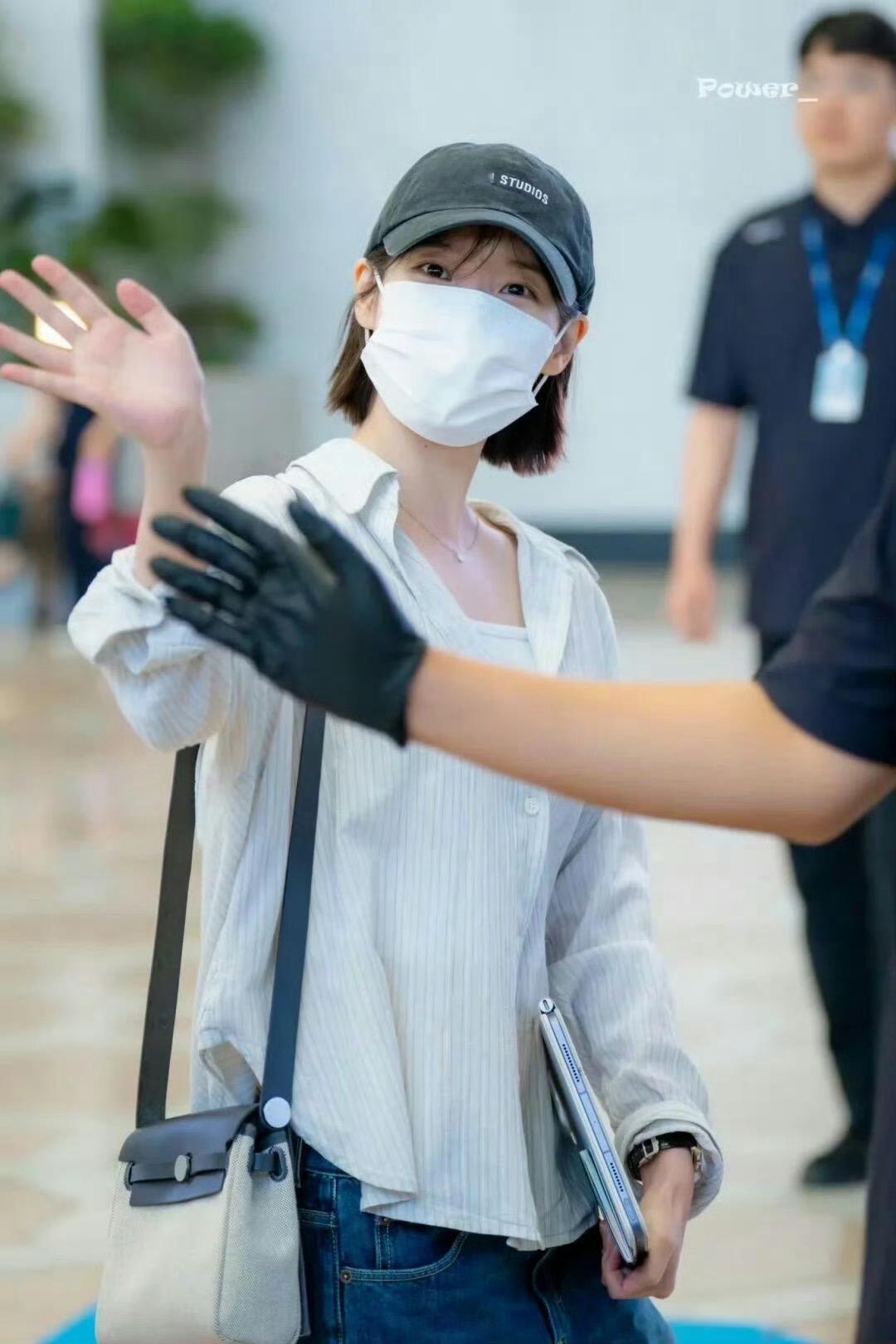 IU来上海了 IU即到上海参加品牌非公开商务活动了[举手]因为是非公开，所以可以