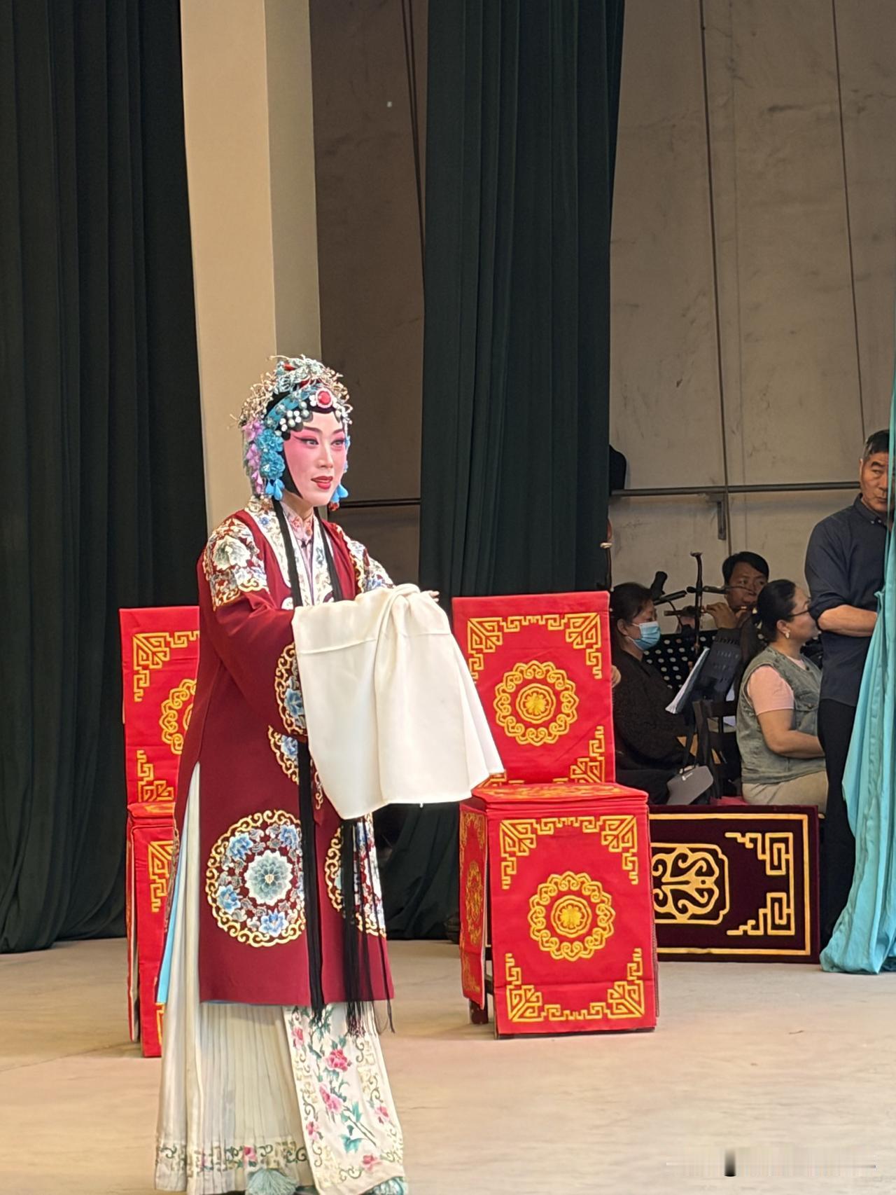 河南豫剧二团2026年4月18日在安阳市泉门村上演的《穆桂英挂帅》精彩纷呈，热闹