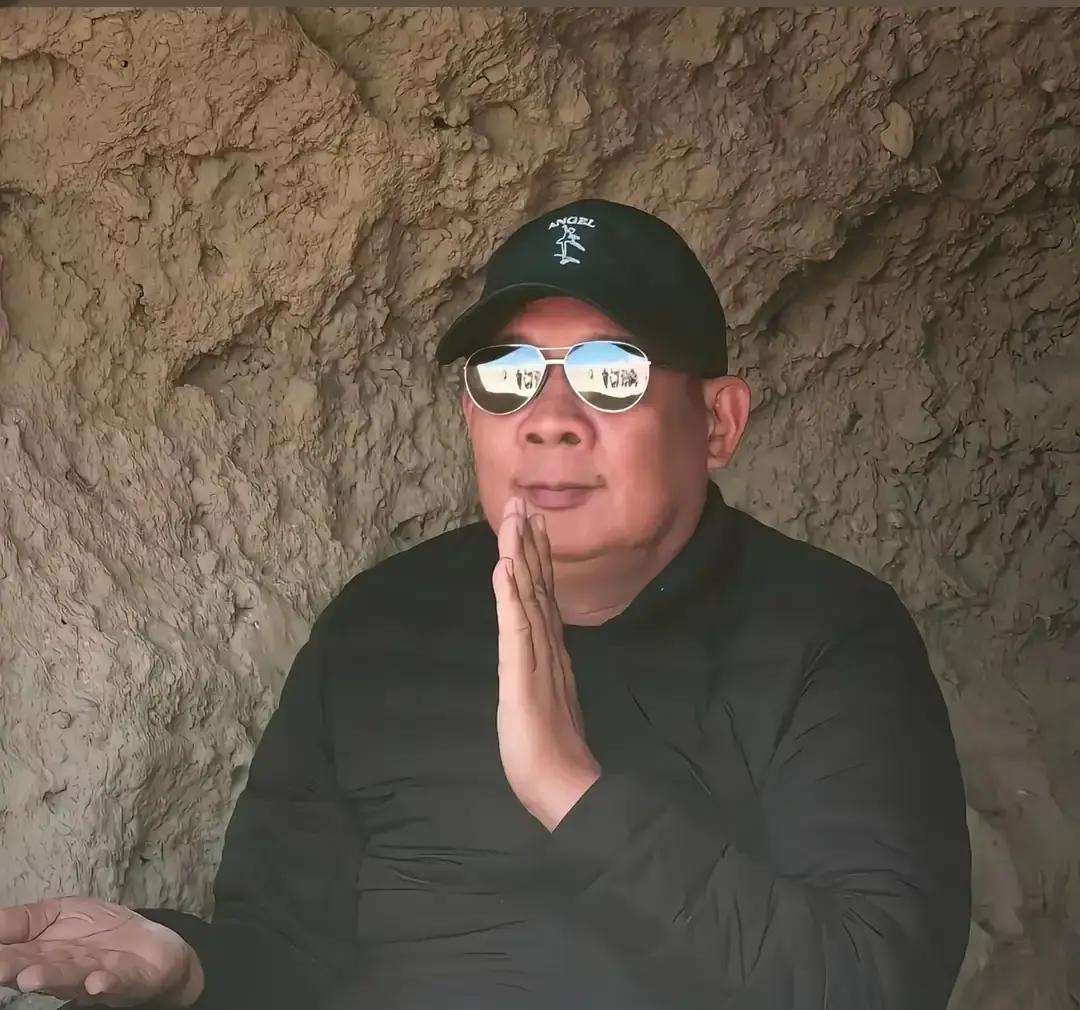 于东来一个卖百货的，突然冲出来给韩红做慈善的事儿站台

这一下把不少网友搞懵了，