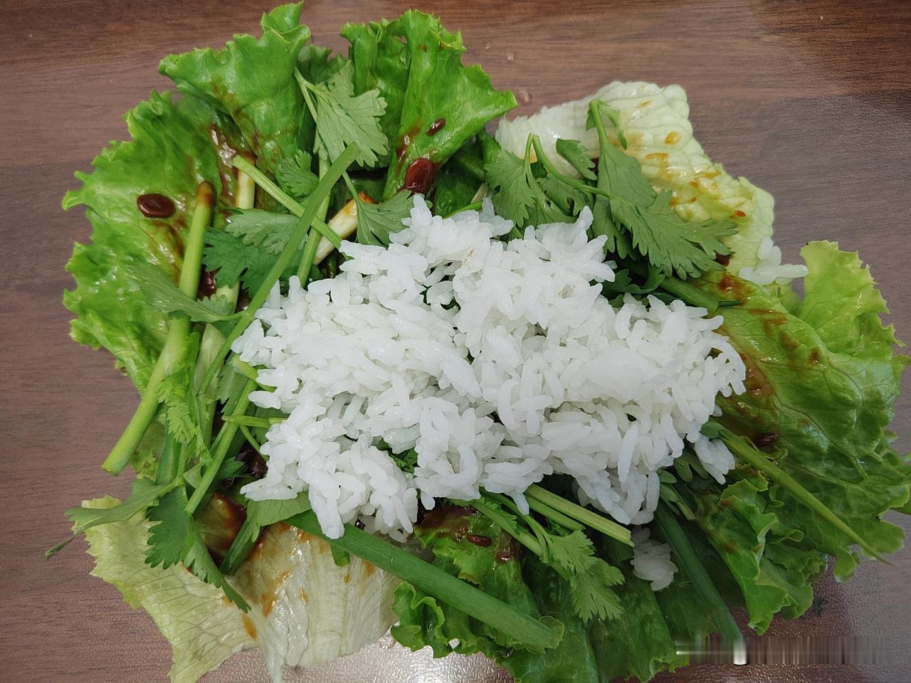 夏天来了，气温上升，人的胃口不好。中午饿得发慌，冰箱里空空荡荡，只有一把翠绿的生