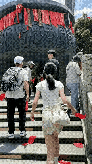 这是现实版本的抛绣球，女子有望今年脱单。