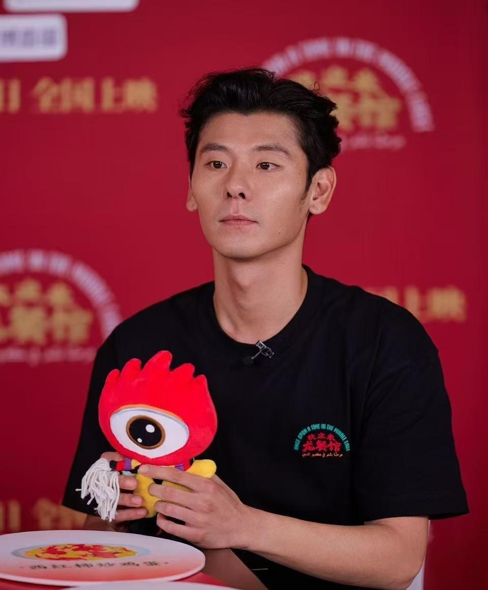 接连两天迎来双重定档暴击，《欢迎来龙餐馆》和《重器》全部敲定播出时间，蒋奇明一边