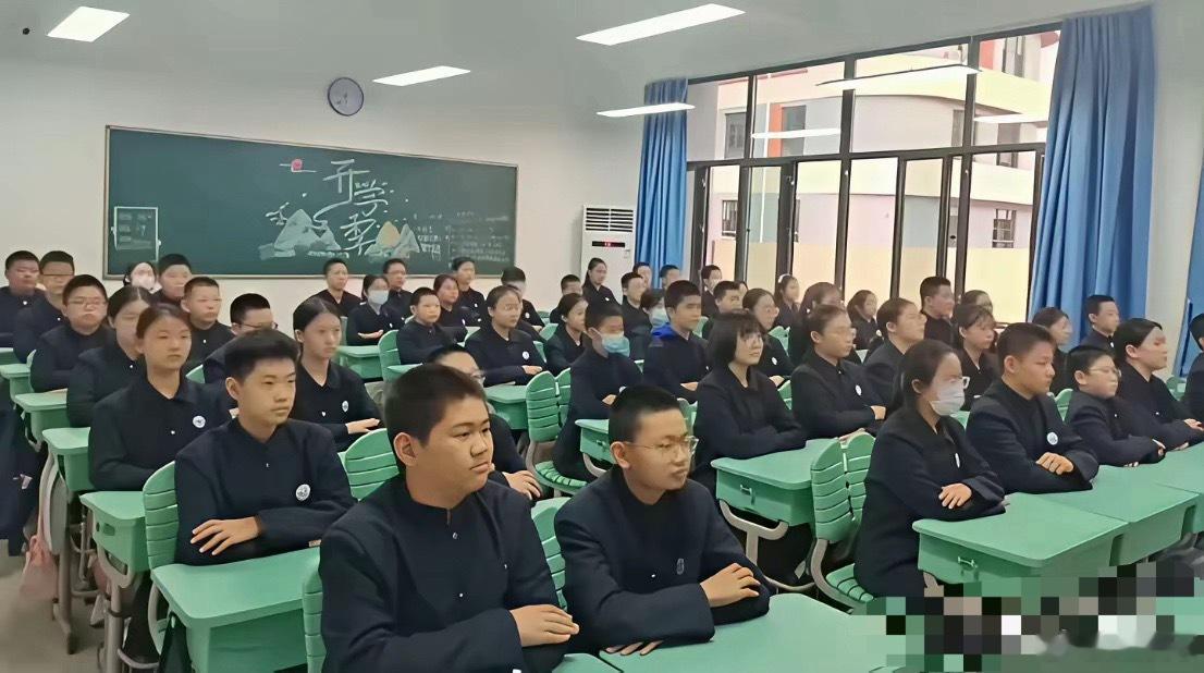 某地校长亲自操刀设计的校服，大家觉得好看吗？上课老师喊“起立”，估计校长心里都麻