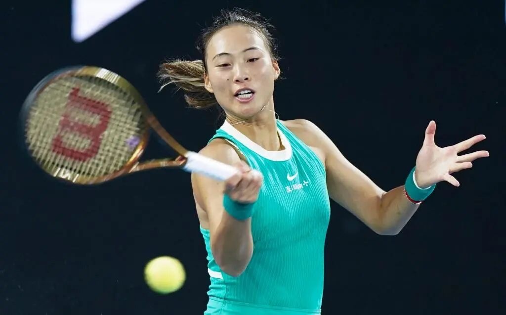 郑钦文说恢复期比想象中长 郑钦文本周参加多哈1000赛，作为自己的伤愈复出首战，