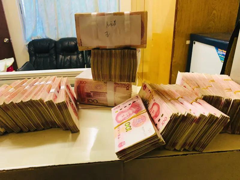 11月24日河北保定，小夫妻取了5万现金塞在怀里 走路时不慎掉落4捆 一阵风全部