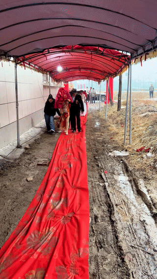 结婚遇到阴雨天，导致地面泥泞不堪。
即使是这样婚礼也必须要照常进行。
毕竟结婚的
