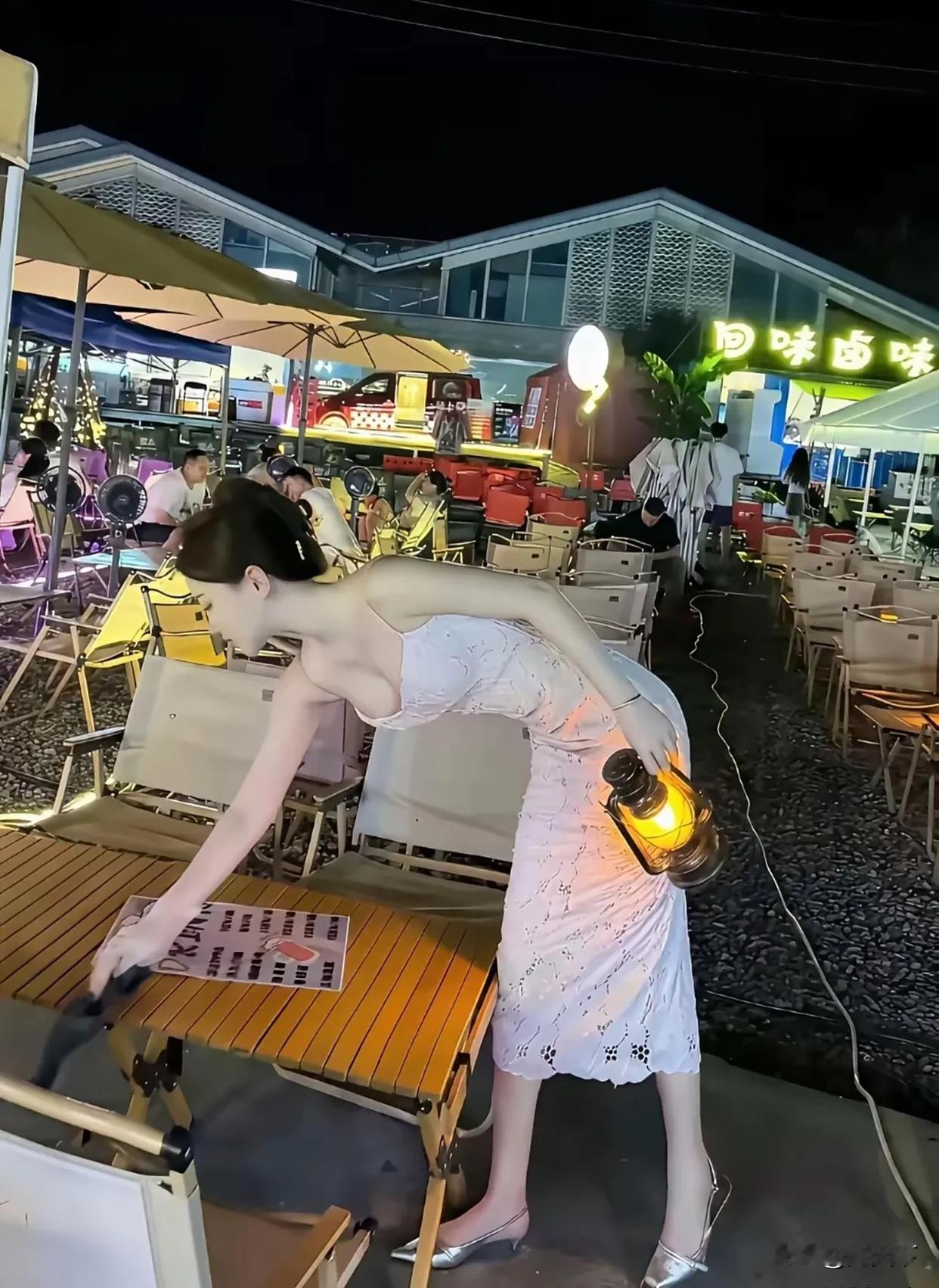 老板娘真勤快，自己来擦桌子！生意一定很好吧！