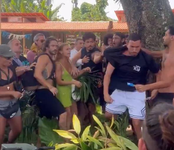 袭击手持巴勒斯坦旗帜女子后，以色列男游客遭巴西本地人群殴，周围人一片喝彩！

说