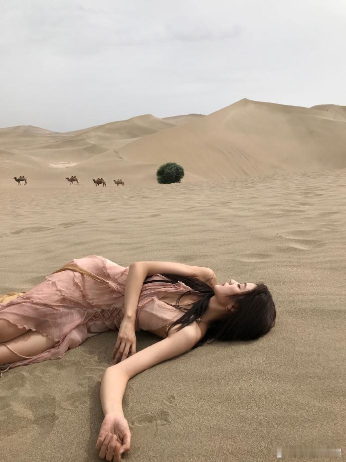 孙千上班下班演我上班精心打理状态全力奔赴工作，展现亮眼的营业面貌，下班抛开所有束