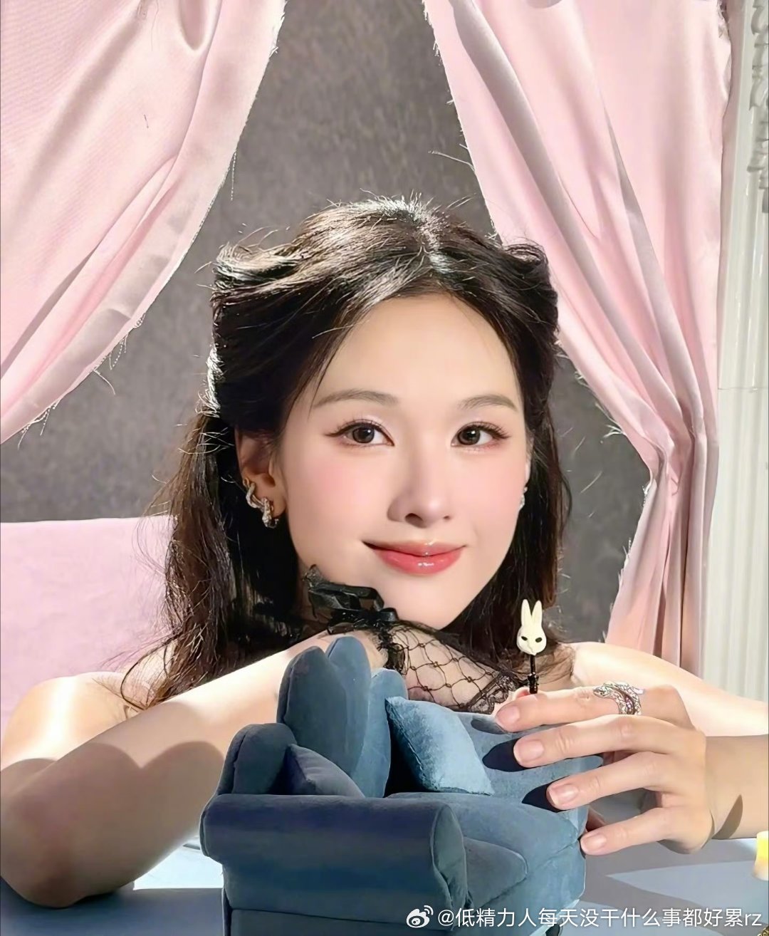 还是会经常扮一扮甜感的比起来楚然这种日常在营业中塑造甜感的频率其实也要低得多 