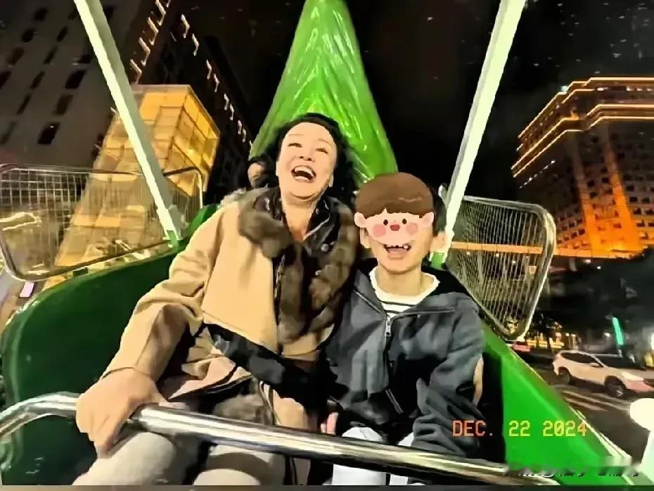 最近张兰晒孙子孙女有人说她晒娃是为了博眼球，甚至还说她偷偷摸摸。这都什么跟什么呀