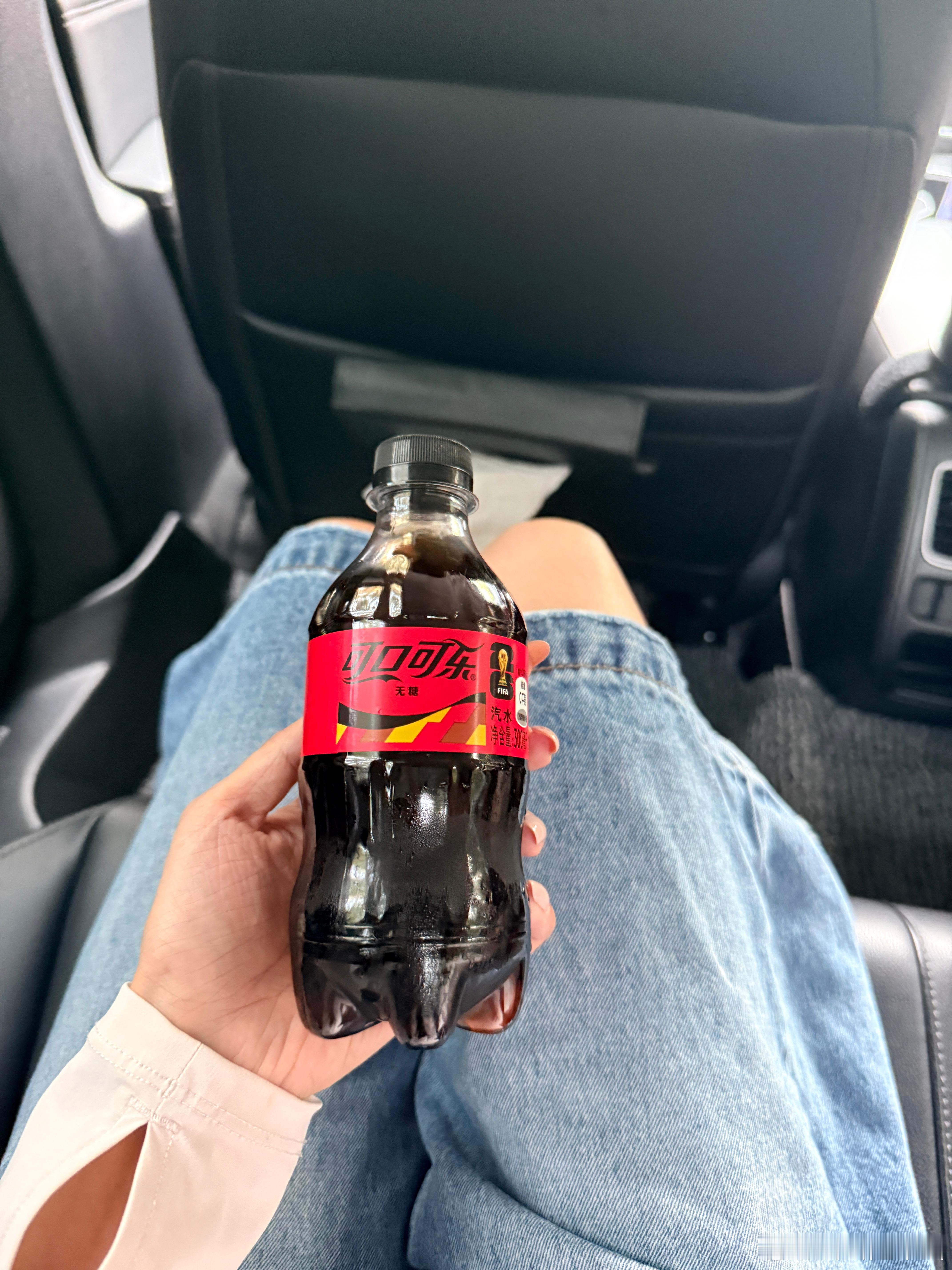 很久没打车了，现在滴滴配的水是无糖小可乐啦？ 
