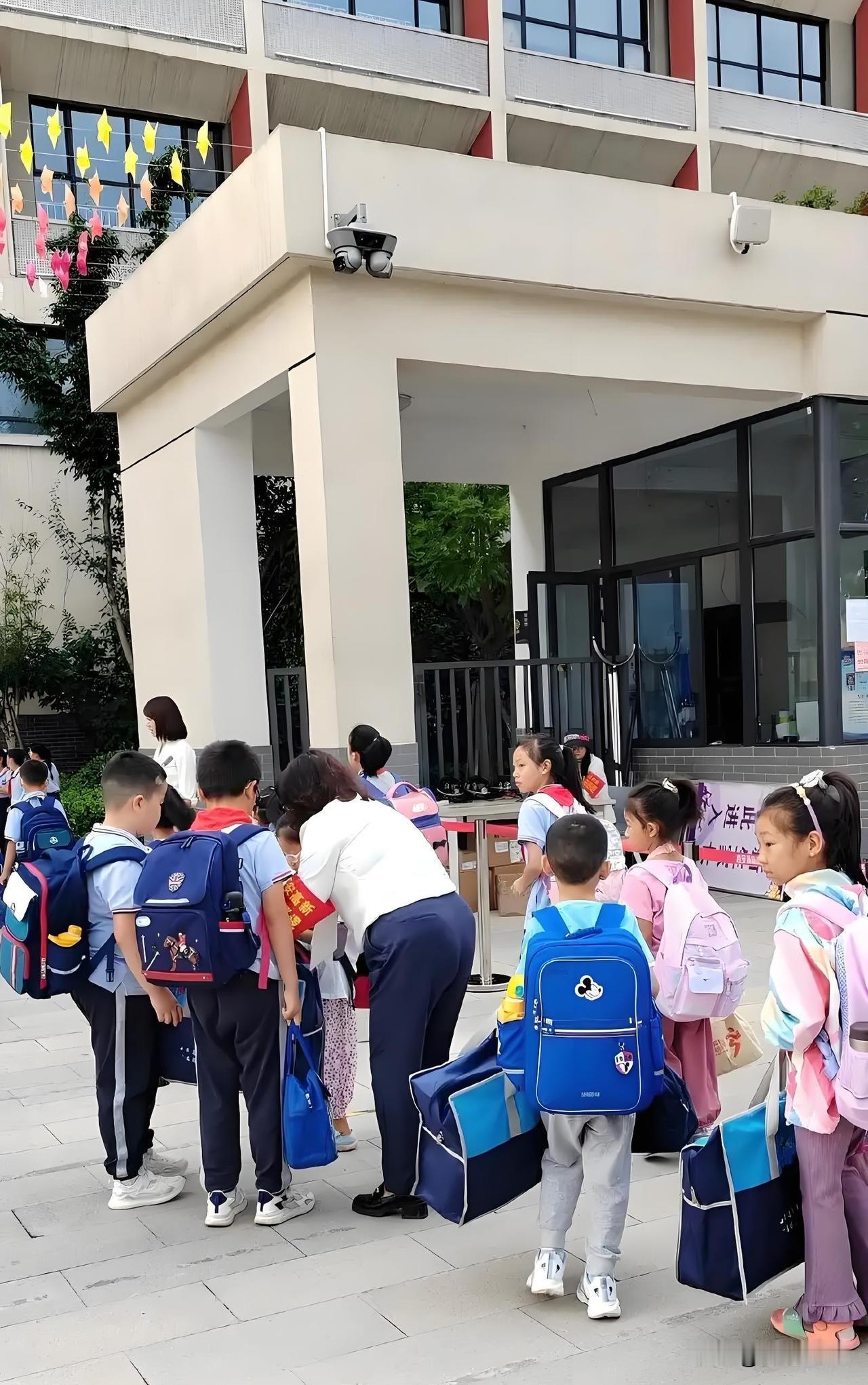大连小学周三下午半天课，双职工家长太难了，盼恢复全天上课。
 
不少大连小学生家