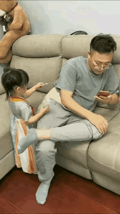 《下手狠》
老爸患病需治疗，
惊动身边小棉袄。
扎针治疗下手狠，
疼得老爸嗷嗷叫