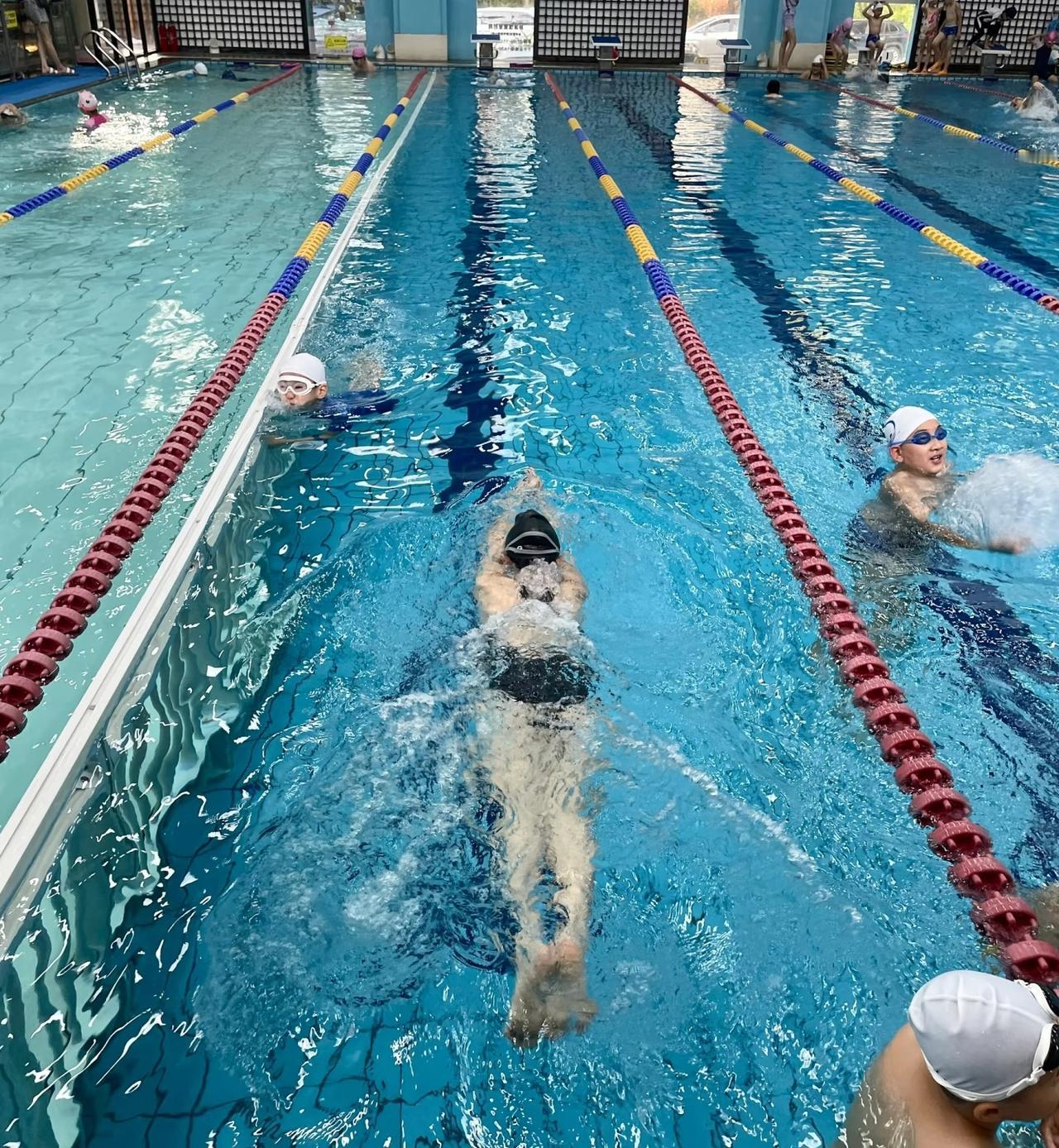 36岁体育老师命丧游泳馆浅水区！7岁女儿拼命拉扯无力回天，16分钟竟无救生员现身