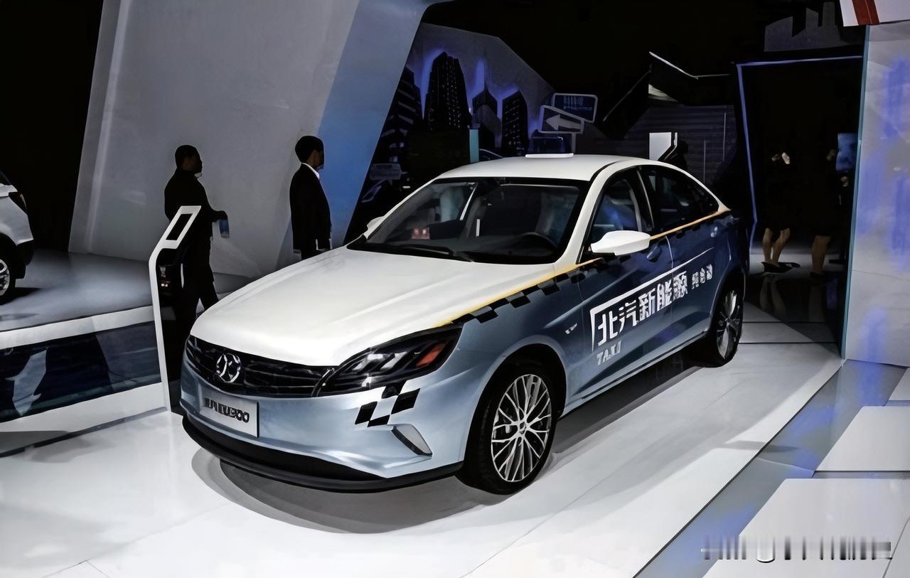 北汽新能源EU300——续航里程:300公里
基于绅宝D50打造的这款产品，采用