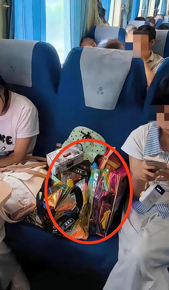 列车上俩女孩买三张连座票，空一个放零食行李，拒绝无座大姐坐，这事吵上热搜。123