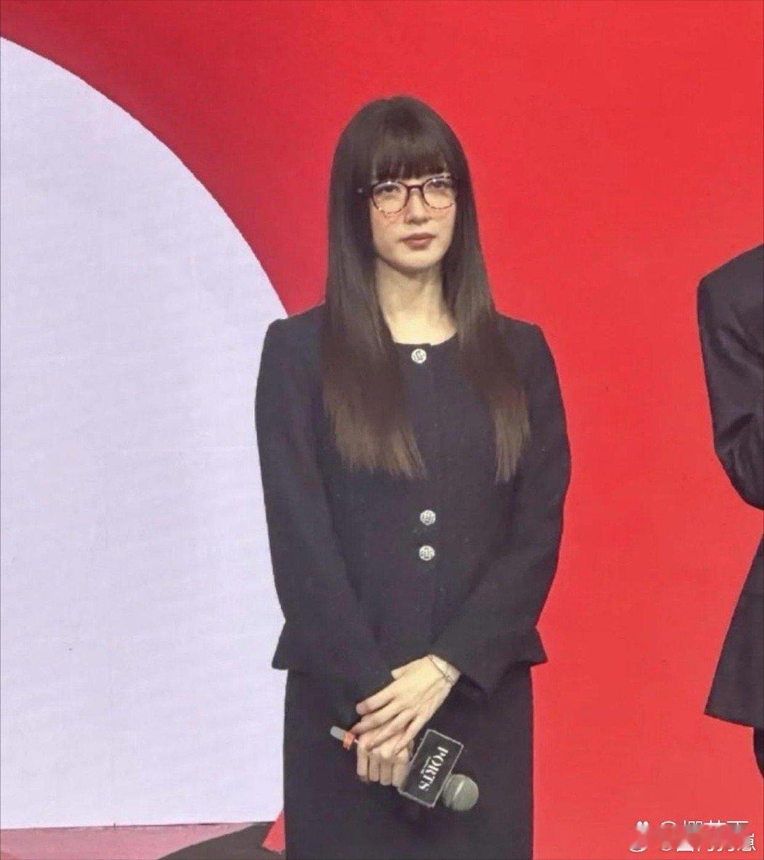 这居然是江疏影！风格反差也太大了，完全眼前一亮，差点没认出来！ 