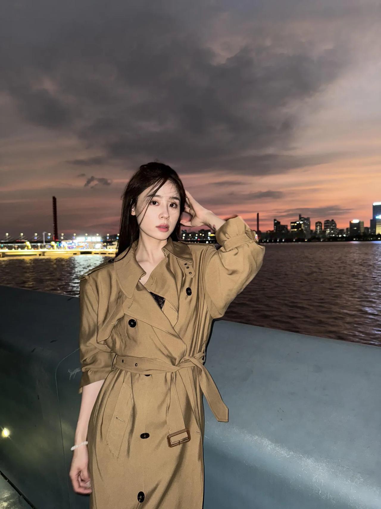 夜色渐浓#你站在城市的霓虹灯下#海边日落与美人# 风衣潮搭