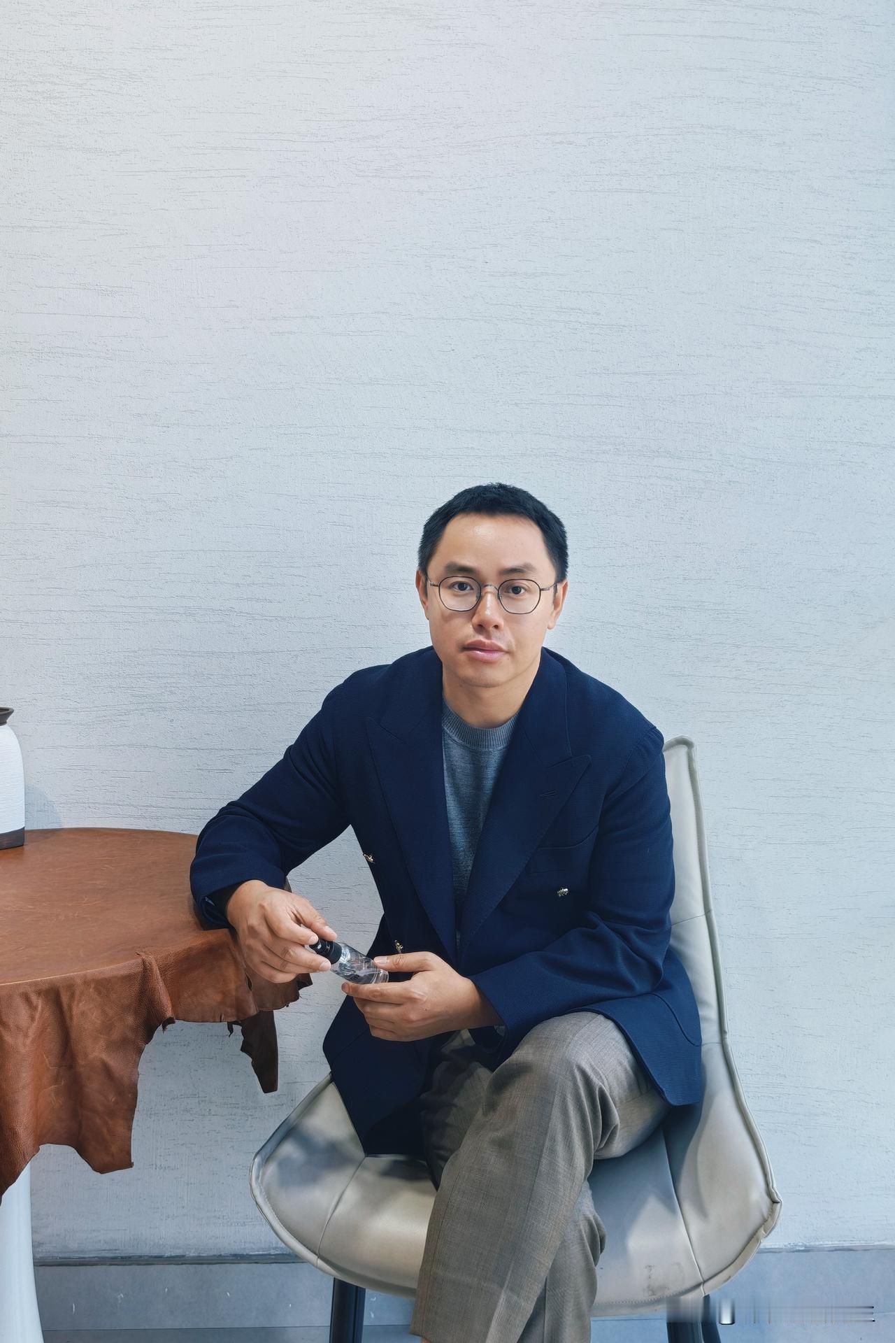 身高157的曾先生的今日份穿搭分享:
作为一个讲究的男人怎么能没有海军蓝的布雷泽