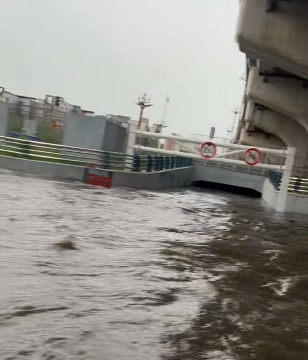 今早的大暴雨，什邡火车站这边围城路已经是汪洋大海了，据说还翰起了好几个车子，还听