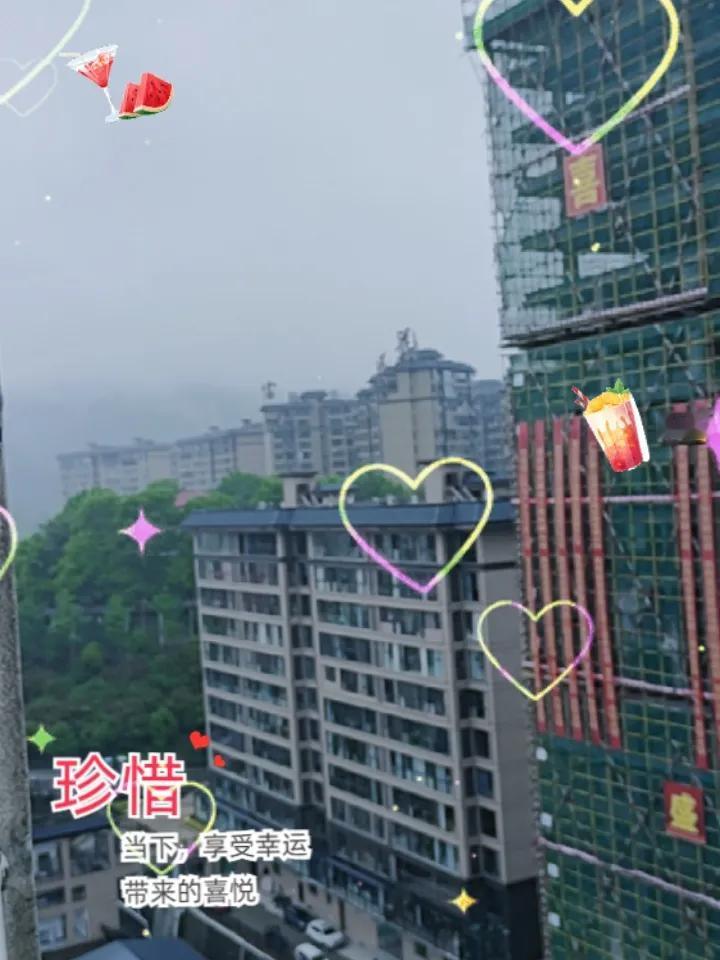 春日生活打卡季阴雨绵绵，浓浓的雾霾，能见度很低