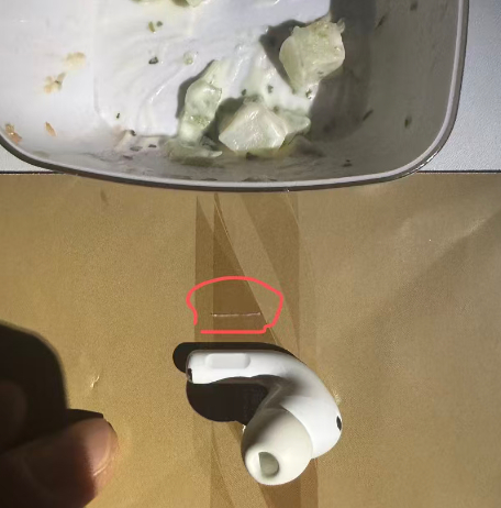 #当事人回应被飞机餐中的鱼刺卡喉#【男子乘国际航班被机餐中的鱼刺卡喉 航司提出1