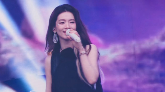 陈昊宇泡泡岛舞台陈昊宇也是在家门口唱上了 甜妹脸，御姐神，陈昊宇这套暗黑造型太适