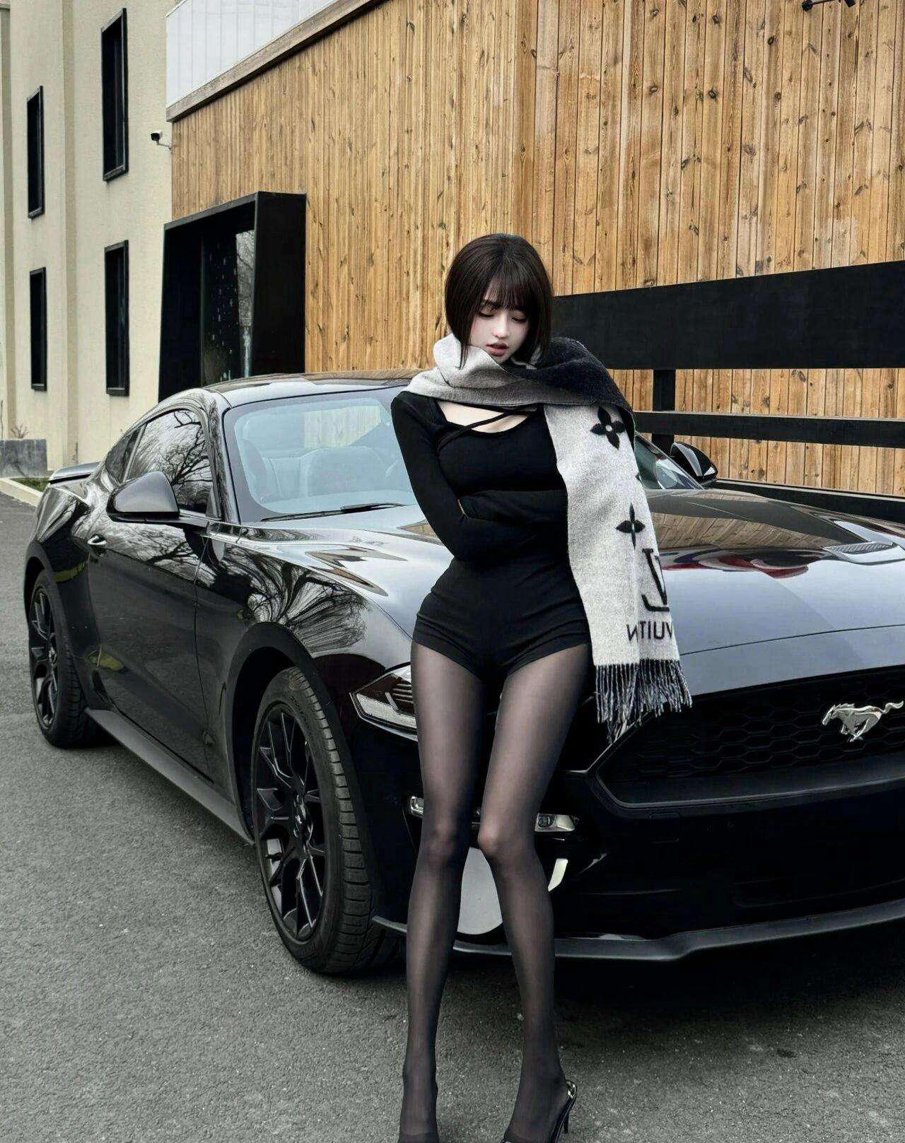酒红野马！多少年轻人第一台跑车梦福特 Mustang 经典美式肌肉造型回头率超高