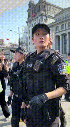 上海外滩95后女特警太飒了，颜值与实力并存，满满安全感
 五一假期，上海外滩游人