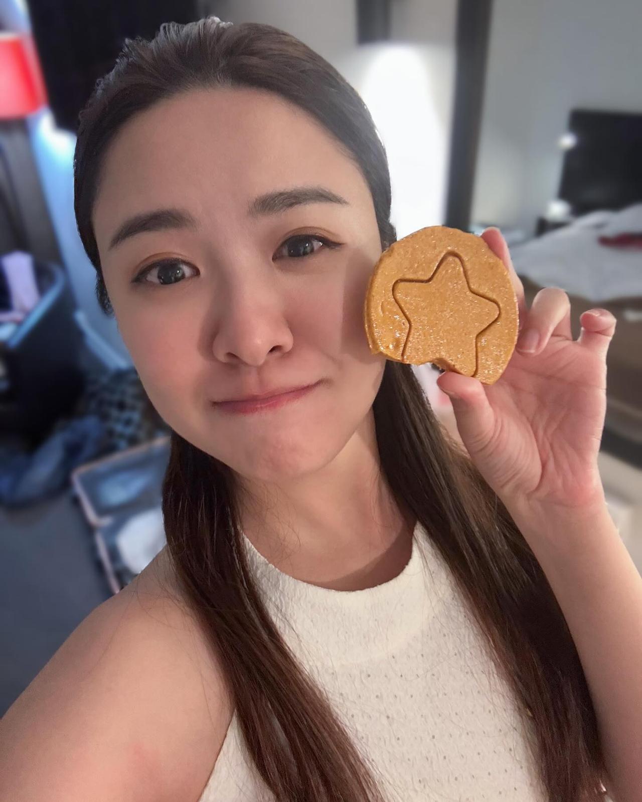 她的颜值在香港TVB算是数一数二，参与过不少电视剧，可惜一直都没有能爆红，看来运