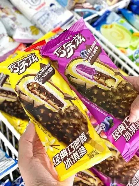 这几天太热了。于是就在冷饮店里买了一些冰淇淋类的东西带回家准备给孩子们消暑吃。可