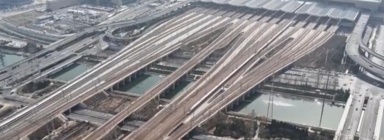 新春将至，全国春运迎来高峰。纵横交错的铁路网如钢铁脉络般铺展，车站内人头攒动、熙